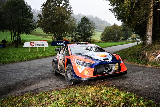 Dois erros num minuto tramam Thierry Neuville na corrida ao título Mundial