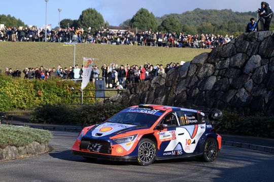 Rali do Japão: Turbo trai Neuville e Tanak assume liderança