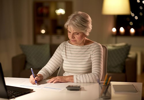 A woman sitting at her desk applying for SSI.