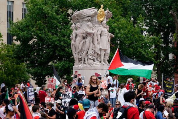 Police use pepper spray in Netanyahu protest outside U.S. Capitol