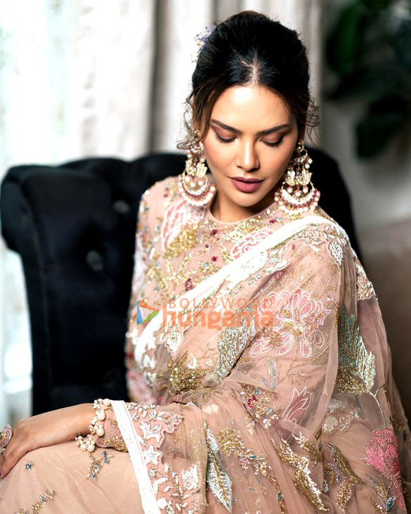 esha gupta 4 30