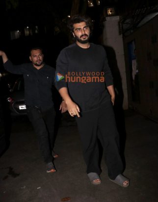 Photos: Arjun Kapoor, Gauri Khan, Karisma Kapoor and others snapped outside Malaika Arora’s father’s house in Bandra