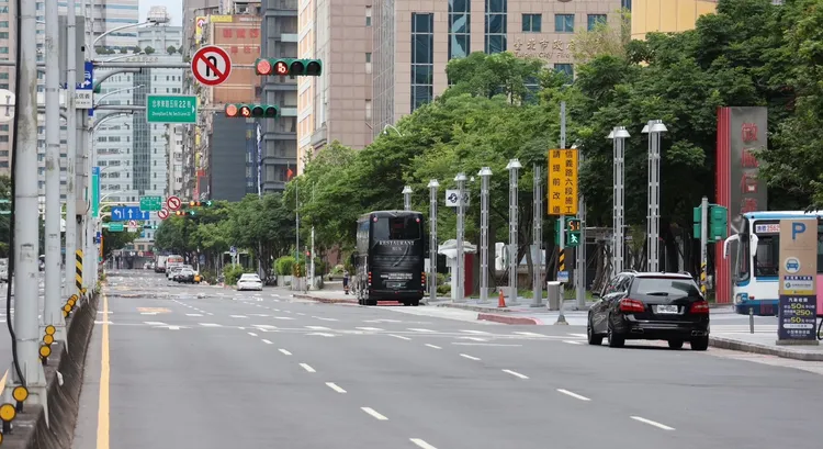 街頭直擊｜13:30警報一響！台北秒變空城畫面曝光 (圖輯)