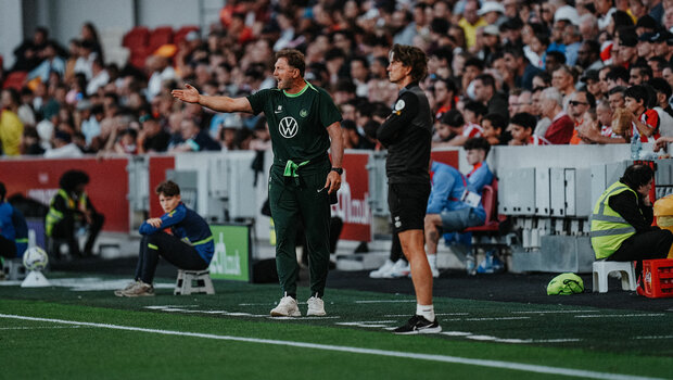 Der VfL-Wolfsburg-Trainer Ralph Hasenhüttl gibt Anweisungen.