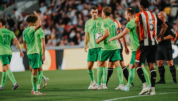 Der VfL-Wolfsburg-Spieler Kevin Behrens läuft mit dem Ball im Arm.