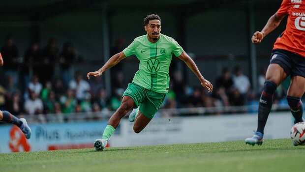 VfL Wolfburg Spiele Tiago Tomas läuft mit dem Ball am Fuß über das Spielfeld beim Testspiel gegen Lille OSC.