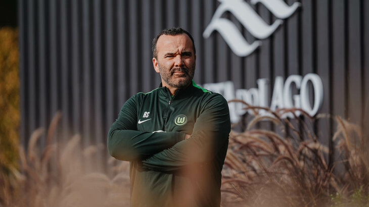 Der VfL-Wolfsburg-Chiropraktor Alexander Steinbrenner steht am Trainingsgelände.