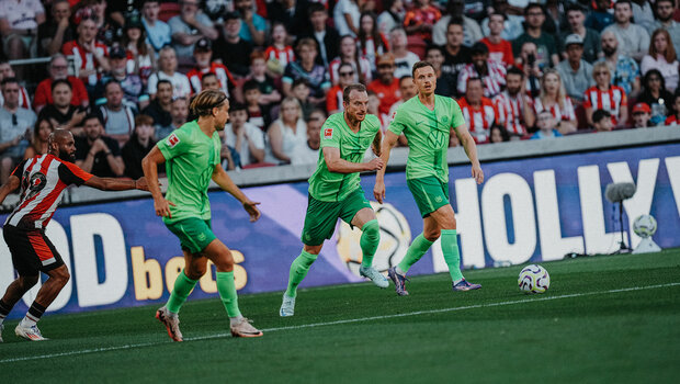 Der VfL-Wolfsburg-Spieler Maximilian Arnold läuft mit dem Ball.