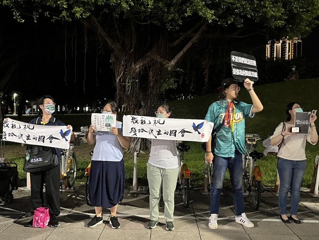 「反濫權」高雄大路過 中央公園舉牌表訴求 | 華視新聞