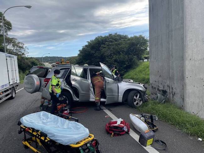 國道3號香山匝道小客車自撞橋墩 駕駛命危送醫 | 華視新聞