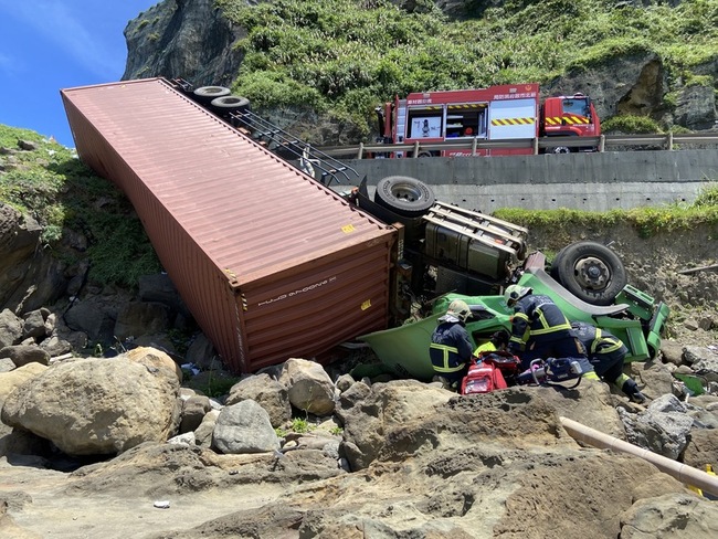 台2線瑞芳段貨櫃車撞護欄翻海岸邊坡 女駕駛不治 | 華視新聞