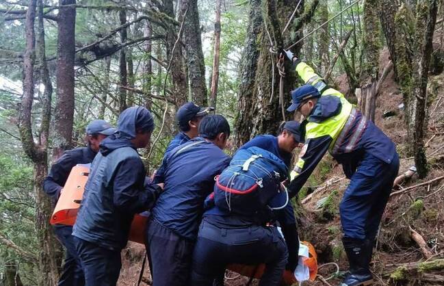 台北6旬男獨攀嘉明湖失聯  步道下方尋獲遺體 | 華視新聞