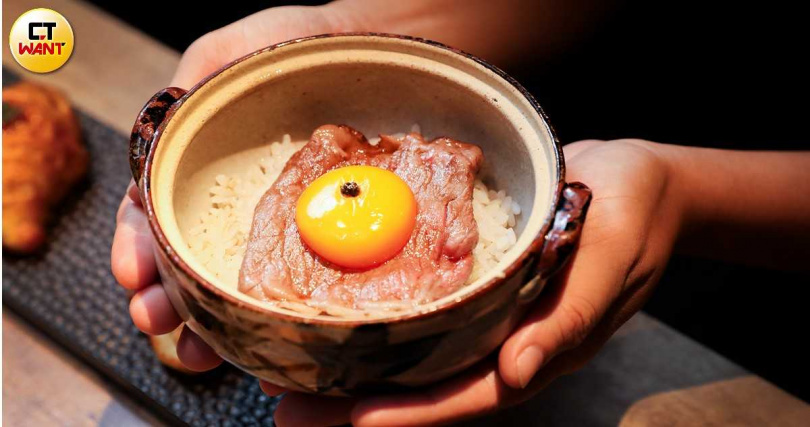 「月見和牛飯」會將生食級雞蛋放在烤好的軟嫩和牛上，戳破蛋液後和特製醬汁混勻，搭配濃腴的肉片十分美味。（圖／侯世駿攝）