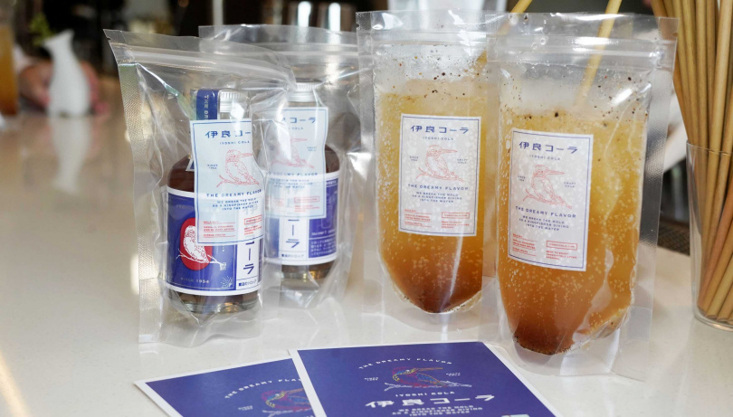 伊良可樂目前在日本店面有販售袋裝可樂（右），未來在台開店後也考慮販售相關品項，左為可樂糖漿。（圖／魏妤靜攝）
