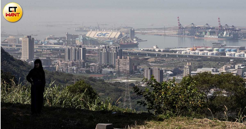 珍稀別墅的空曠觀景平台吸引許多買家朝聖，台北港景色一覽無遺。（圖／黃威彬攝）