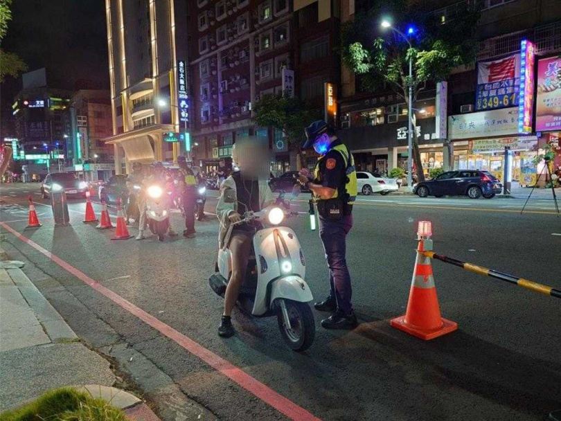 警方執行封閉式路檢。（圖／中國時報任義宇攝）