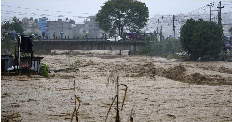 南亞國家尼泊爾迎來致災性雨季，暴雨狂炸引起洪患、土石流等災情，街道淹成湍急溪流，至今已導致66人死亡、69人失蹤，當局預料死傷人數將進一步攀升。（圖／達志／美聯社）