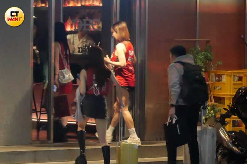 抵達餐酒館，帽T男貼心幫Mika及俐蓁拿東西，拖著行李走在女生們後方。（圖／本刊攝影組）