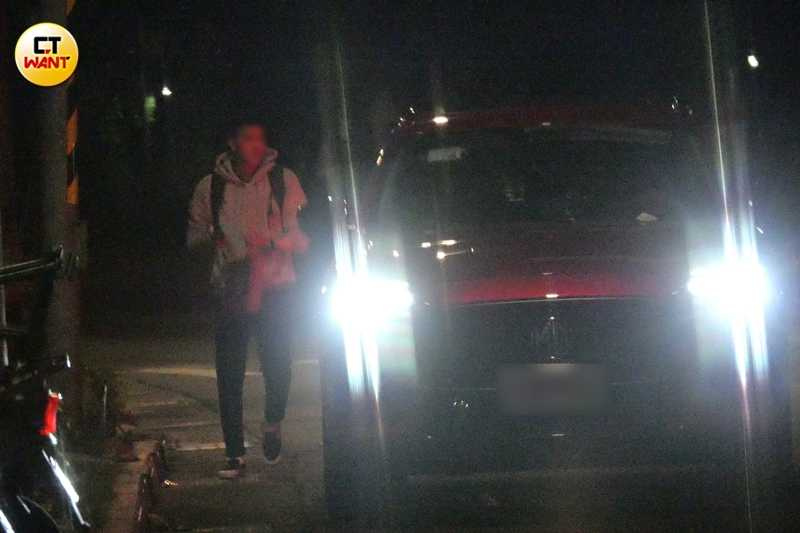 離開體育場不遠，車子忽然停下來接一名身穿帽T的男子上車。（圖／本刊攝影組）