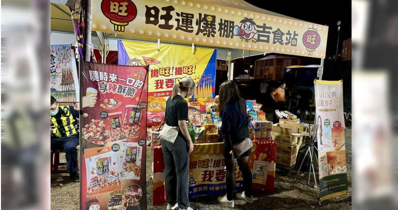 宜蘭食品公司特別與頭城中元祭典協會合作，在活動現場提供美味的旺旺系列食品與民眾結緣，象徵旺平安圓滿。（圖／中國時報記者吳佩蓉攝）