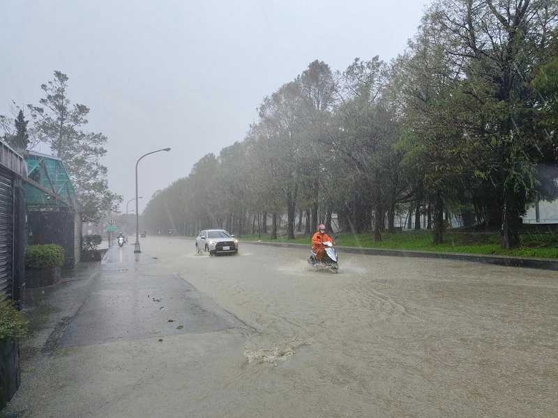 人車經過濺起水花。（圖／翻攝自羅暳鎂臉書）