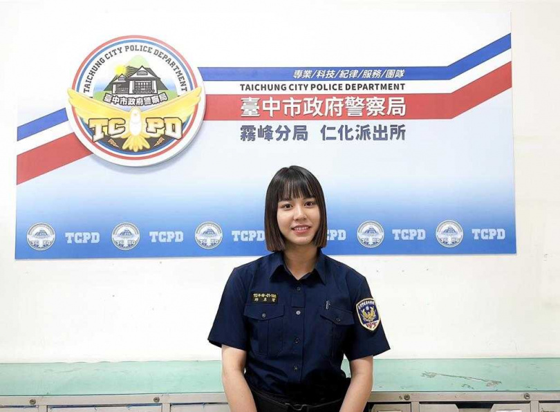 28歲邱姓實習女警過去從事美術館工作，因對員警工作心生嚮往勇敢轉換跑道，一圓警察夢，7月來到霧峰警分局實習。（圖／民眾提供）