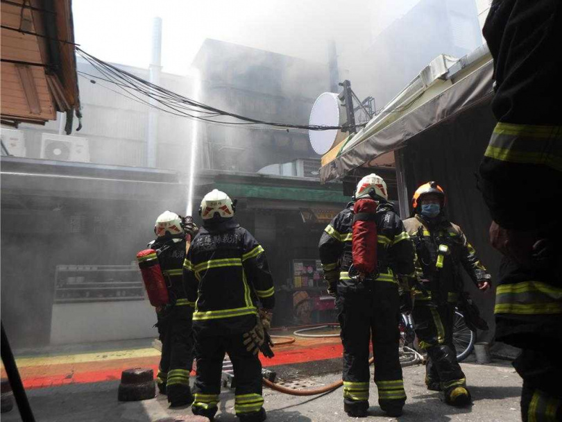 花蓮市區金三角公正街小吃店今天中午發生火警，且現場為木造鐵皮加蓋加上風勢影響，火勢一發不可收拾。（圖／中國時報羅亦晽攝）