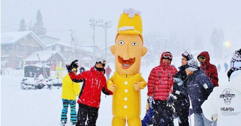 在湯澤公園度假村滑雪的遊客，和新潟縣吉祥物「レルヒさん（勒奇桑）」相見歡。（圖／擷取自湯澤公園度假村FB）