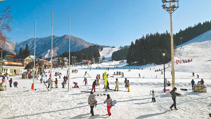 踏出湯澤公園飯店就是其直營的滑雪場。（摘自官方臉書）