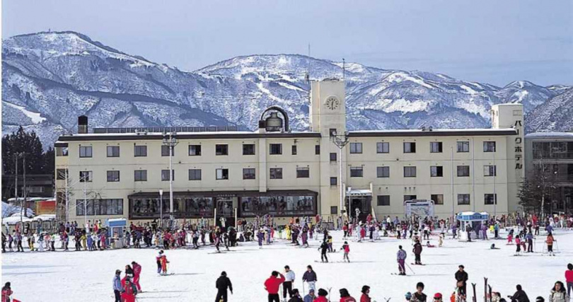 踏出湯澤公園飯店就是其直營的滑雪場，是最適合的選擇。（摘自官方臉書）