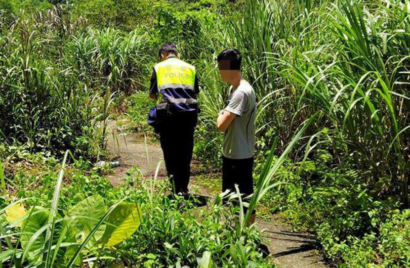 附近住戶發現男童墜樓，急忙向警方報案。（圖／中國時報許家寧攝）