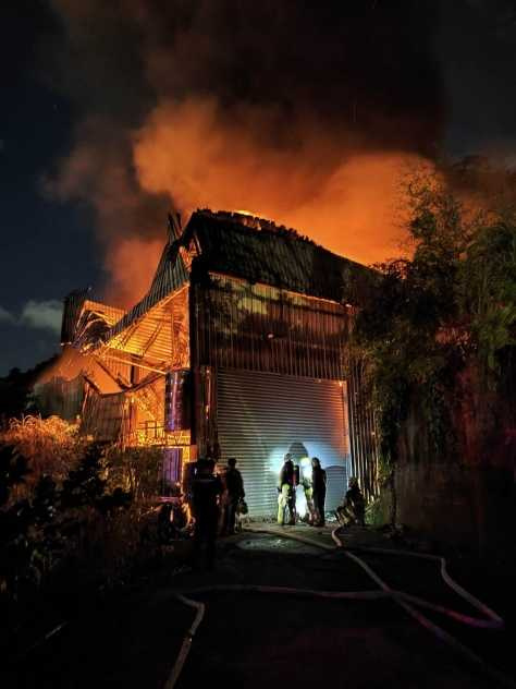 基隆市七堵山區一間花圈工廠深夜發生大火，經消防隊緊急灌救，目前火勢已獲控制。（圖／基隆市消防局提供／中國時報張志康基隆傳真）