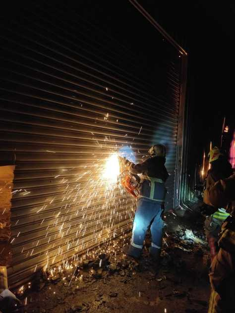 基隆市七堵山區一間花圈工廠深夜發生大火，經消防隊緊急灌救，目前火勢已獲控制。（圖／基隆市消防局提供／中國時報張志康基隆傳真）