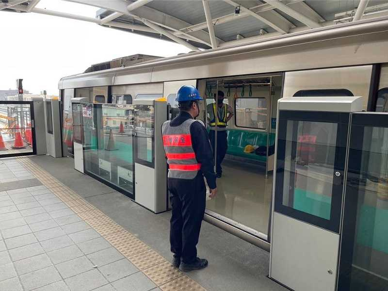 男子不滿遭長者辱罵，一時情緒失控。（示意圖／高雄市捷運局提供）