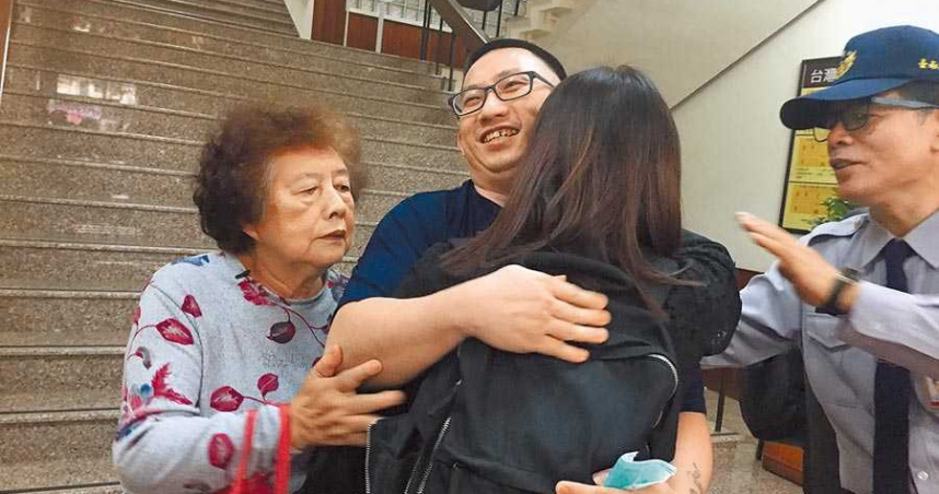 死囚謝志宏獲改判無罪。圖為去年他在關押6834天後，開心重獲自由。（圖／報系資料照）