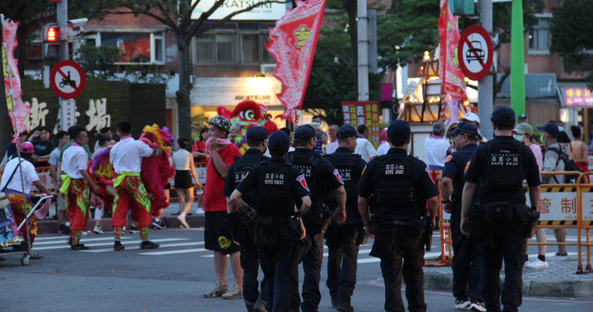 淡水大拜拜於10日和11日熱鬧登場，分局出動400警力維持秩序，讓活動能平安落幕。（圖／翻攝畫面）