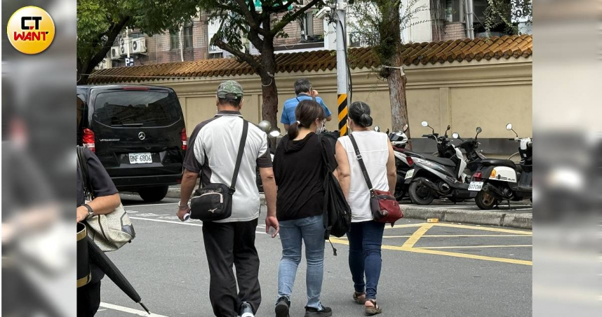 劉員今早於板殯相驗，劉員父親（左起）、遺孀及姑姑神情哀傷步出相驗室。（圖／沈建邦攝）