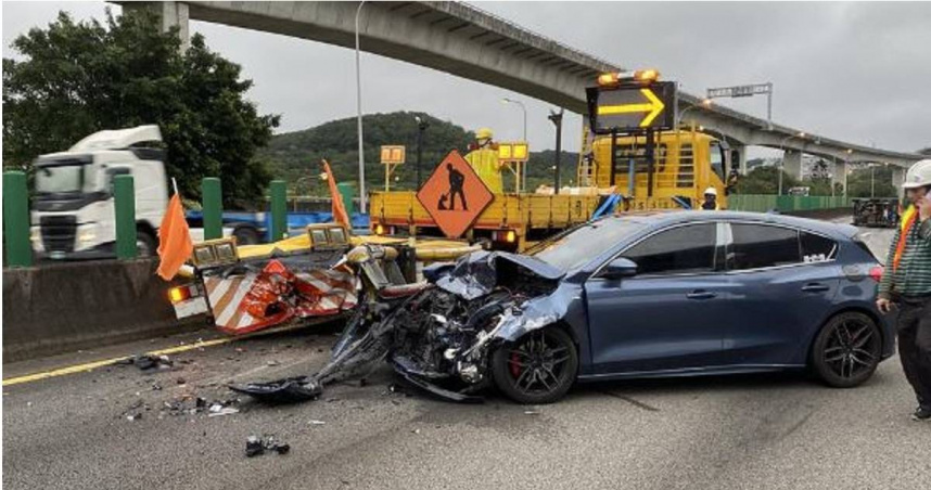 國道1號楊梅路段發生車禍，緩撞車先遭轎車追撞再撞小貨車，造成2人受傷。（圖／翻攝畫面）