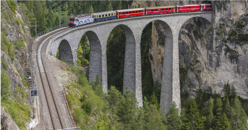 冰河列車沿路行駛穿梭在阿爾卑斯山脈群，海拔的高低落差，窗外景色有如上地理課般精采。（圖／達志／美聯社，下同）