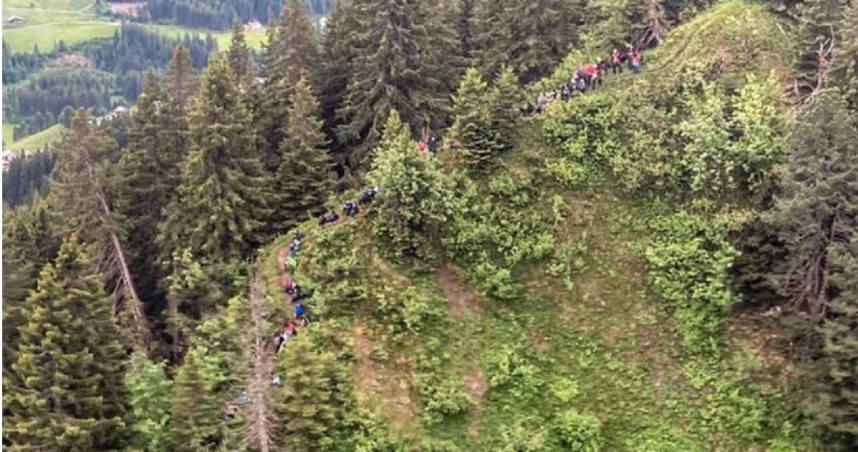 一支由8名老師與99名學生組成的登山健走團隊，日前受困在阿爾卑斯山上。（圖／翻攝自推特）