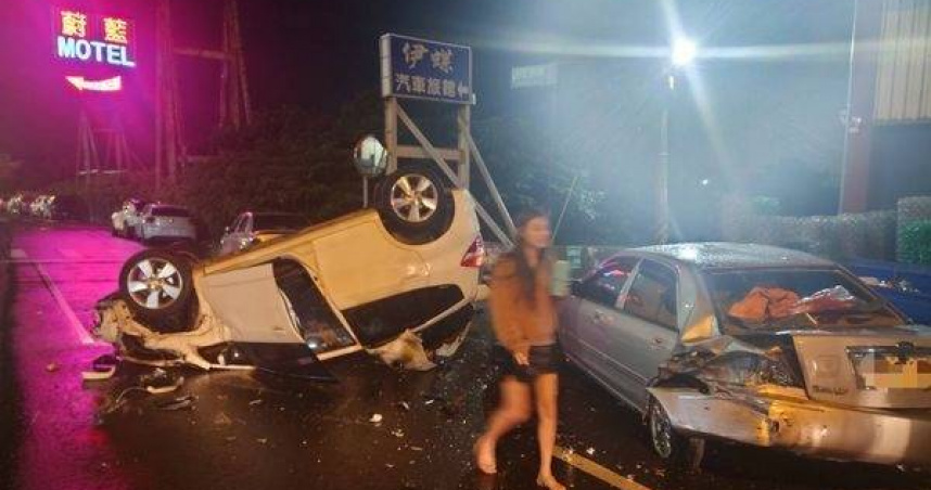 女駕駛失控撞擊路邊轎車及小貨車，最終翻覆在車道中間。（ 圖／翻攝畫面）