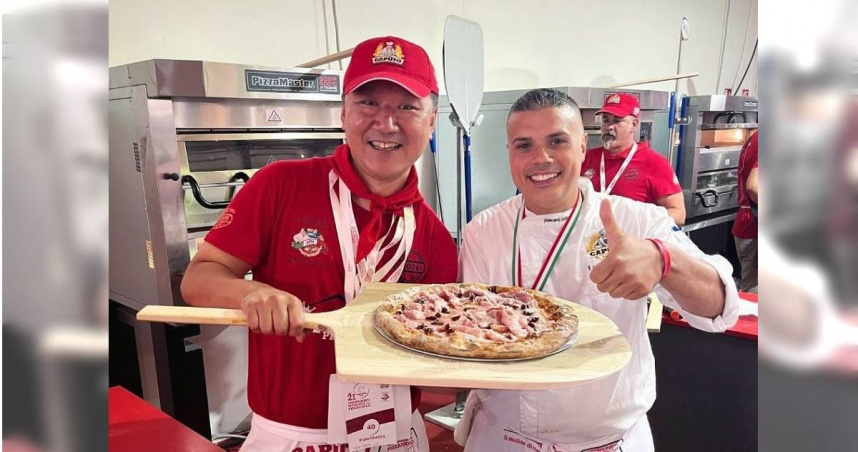 在拿坡里舉辦的「第21屆CAPUTO盃世界披薩職人錦標賽」上，來自台灣的BANCO窯烤Pizza團隊，以「金鑽鳳梨醬煙燻火腿披薩」榮獲創意披薩組第3名。（圖／翻攝FB／BANCO）