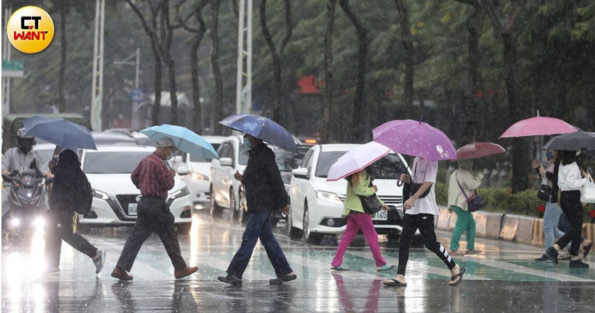 對流移入，部分地區出現大雨。（示意圖／劉耿豪攝）