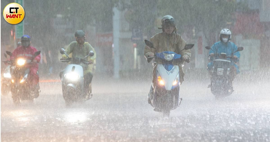 雷雨轟炸全台！氣象署針對南投縣山區及台南市發布豪雨特報，水利署也針對台南、南投2地區發布淹水一級警戒。（圖／黃耀徵攝）