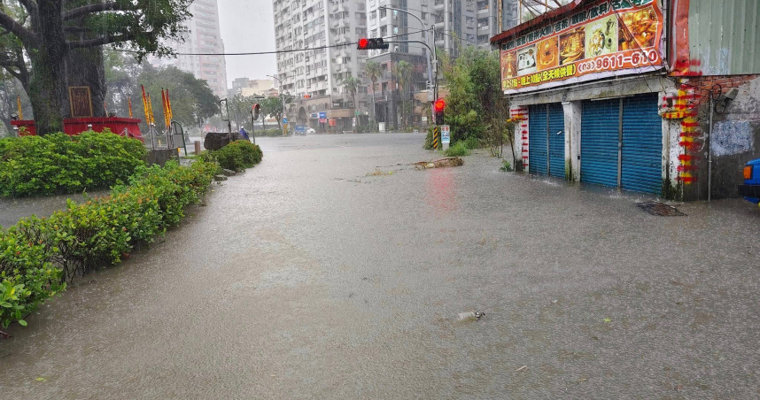 宜蘭遭暴雨侵襲，各地傳出淹水災情。（圖／翻攝自羅暳鎂臉書）