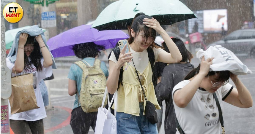 今（23）日各地天氣陰時多雲，短暫陣雨或雷雨。（示意圖／黃耀徵攝）