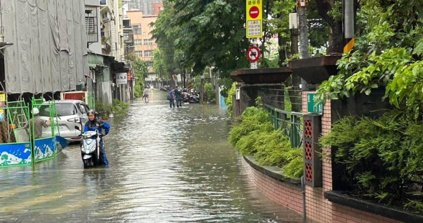 新北市水利局表示，過去三重重安街遇豪雨路面積水高於50公分，6月30日積水20公分以下且不影響通行。（圖／新北市水利局提供）