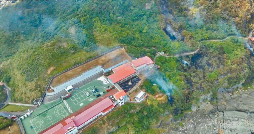 新北市瑞芳鼻頭角步道旁的山坡地8月31日發生火警，從空拍畫面可看見白煙不斷飄散。（圖／新北市消防局提供／中國時報呂健豪新北傳真）