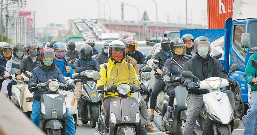 科學園區創造破兆營收，但開發造成的塞車、房地產飆漲等問題，讓在地居民的痛苦指數居高不下。圖為南科園區上下班時間交通打結問題難解。（圖／中國時報寶智華攝）