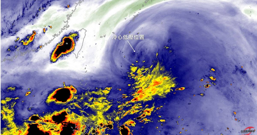 高空冷心低壓靠近，預計週一將會通過台灣上空。（圖／翻攝自臉書「台灣颱風論壇｜天氣特急」）